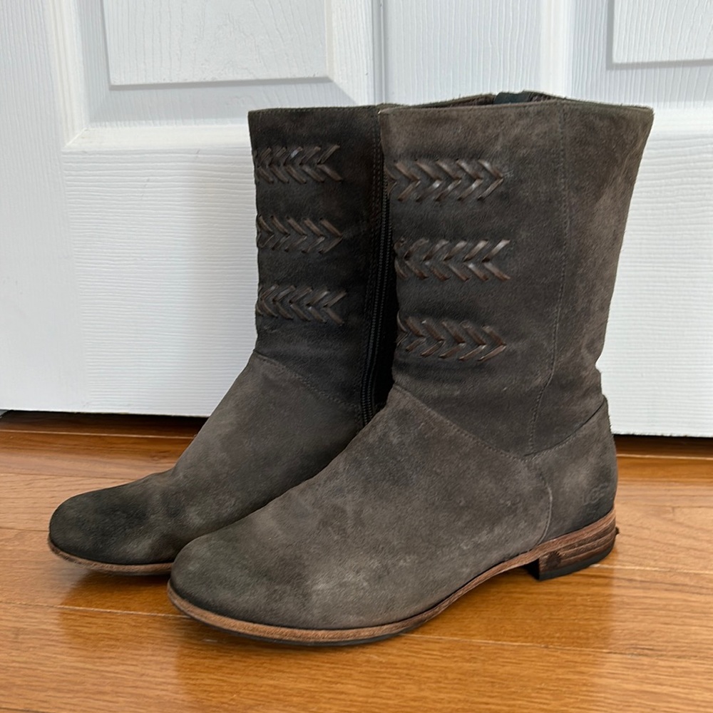 UGG 3182 Cailyn Chevron Grey Suede Distressed Boots sz 7.5